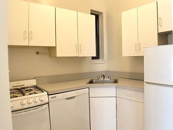 3rd image of 301 E 49th St APT 7AB