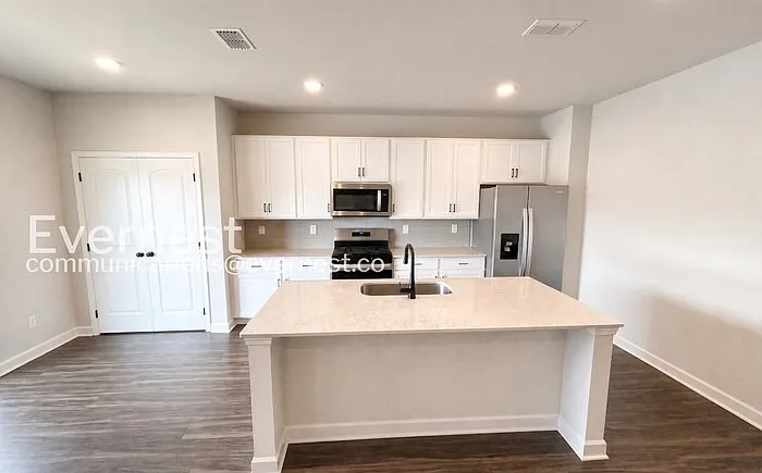 167 E Millbrook Dr — Photo 3
