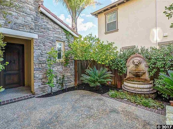 Front private courtyard