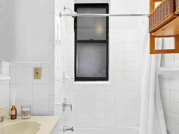 5th image of 246 E 51st St APT 20