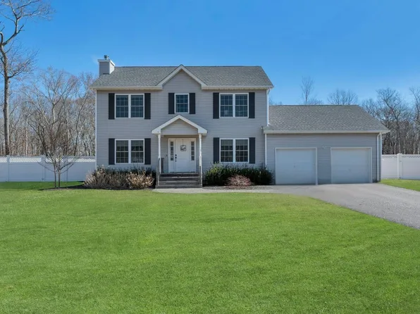 16 Mastro Ct, Calverton, NY 11933
