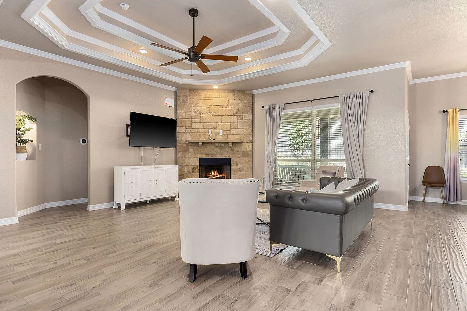4 bed, 2.0 bath, 2314 sqft, $4,358 — Photo 4