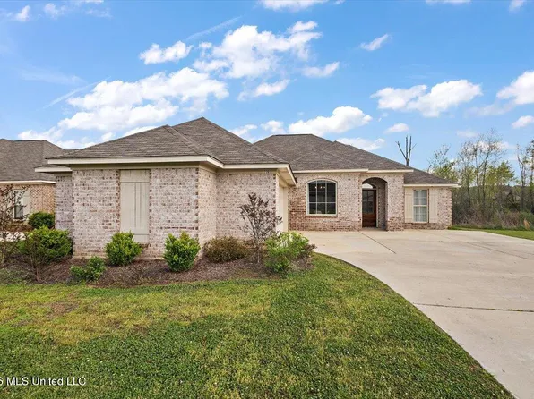 736 Sawgrass Lakes Dr, Brandon, MS 39042