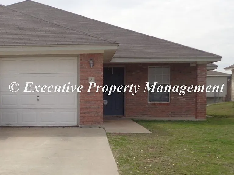 208 Janelle Dr — Photo 2
