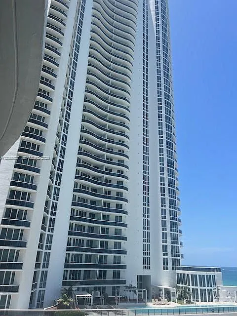 Tdr Tower Ii Condo — Photo 1