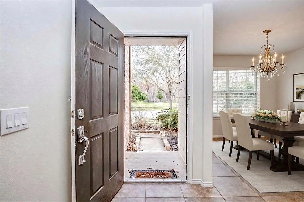 4 bed, 2.5 bath, 2255 sqft, $2,500 — Photo 2