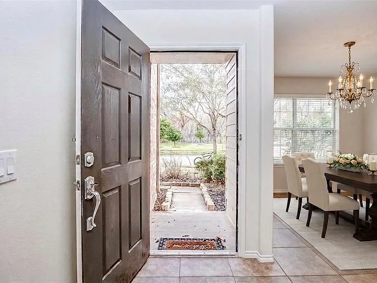 7215 Ravenswood — Photo 2