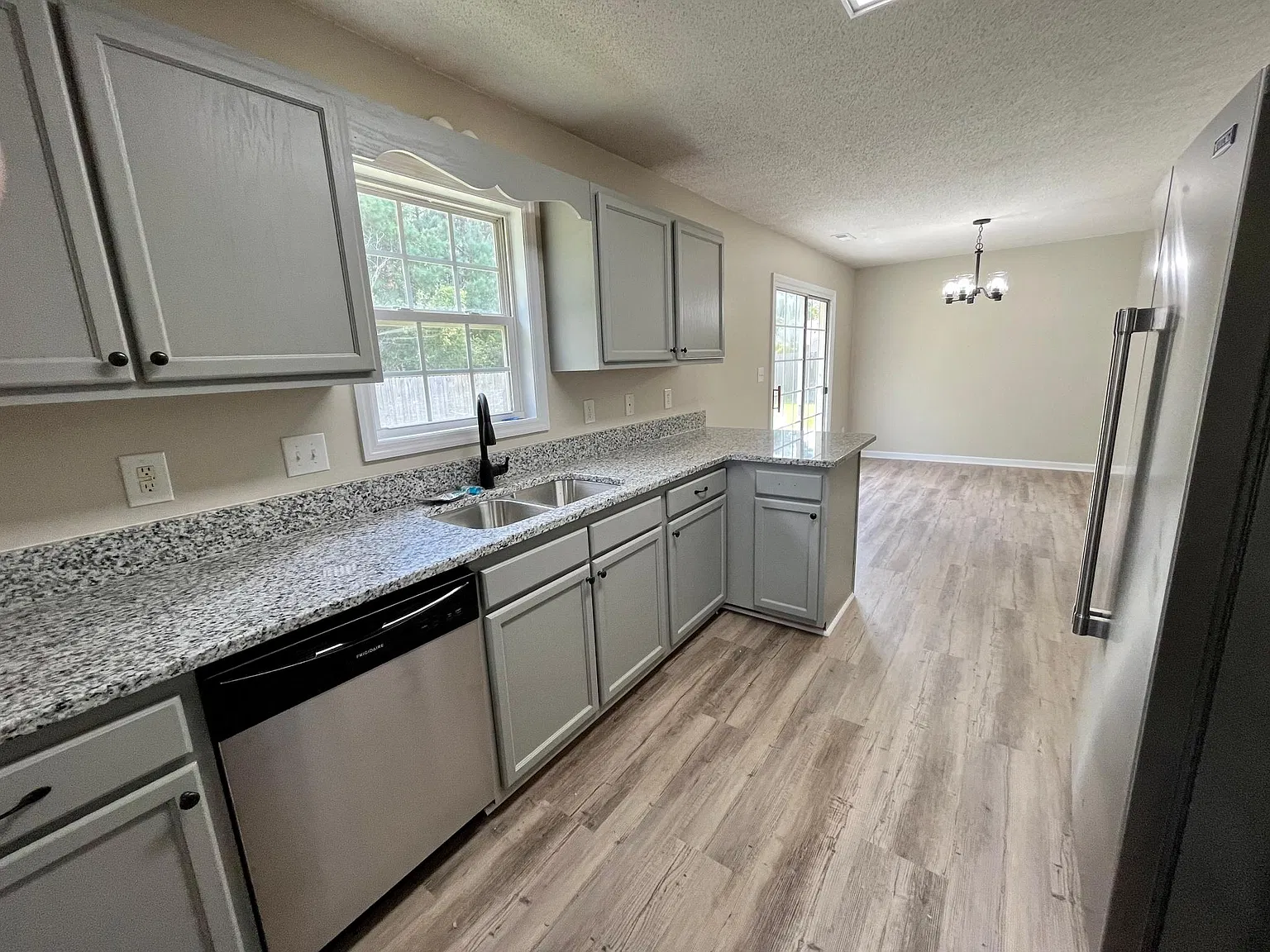4 bed, 1394 sqft, $1,650 — Photo 3