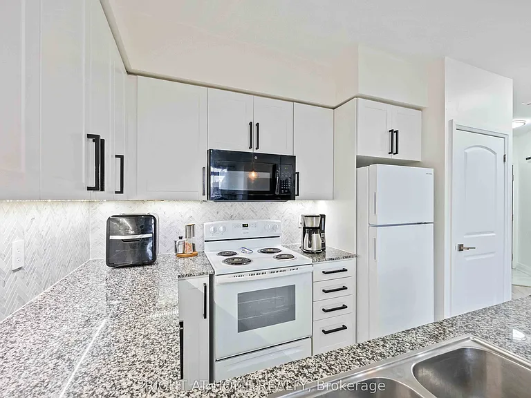 1060 Sheppard Ave W #1521 — Photo 23