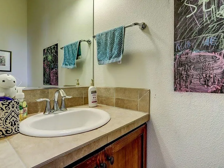 783 NE Adwick Dr — Photo 18