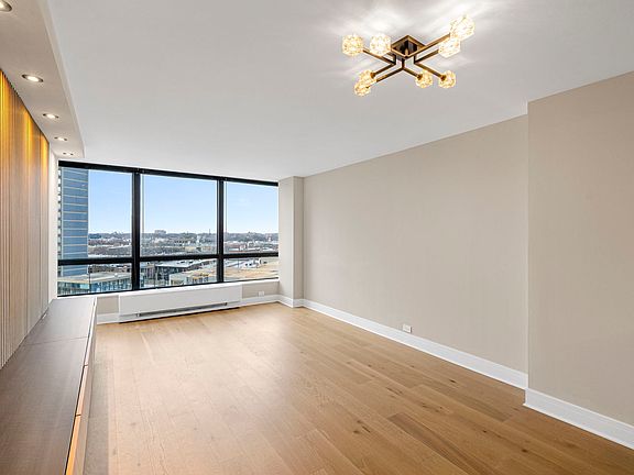 3rd image of 5415 N Sheridan Rd APT 915