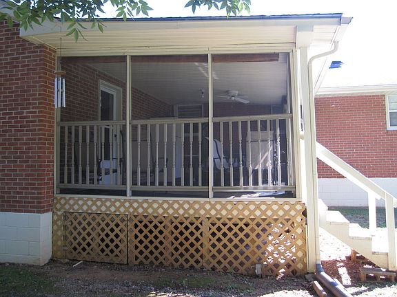 FANTASTIC screened deck on the back