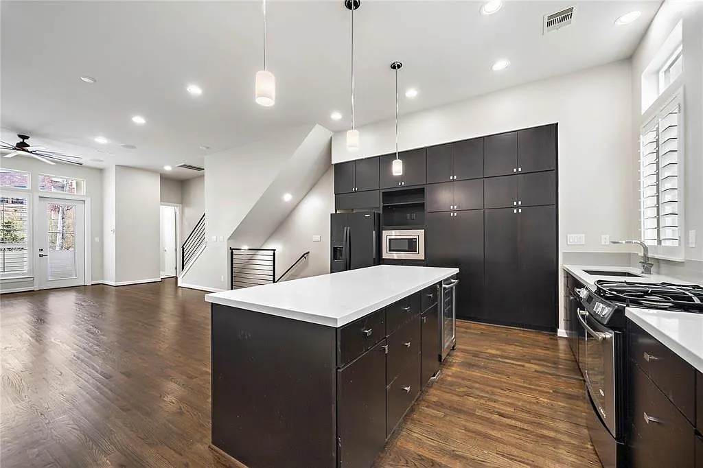 3 bed, 3.5 bath, 2096 sqft, $3,000 — Photo 3