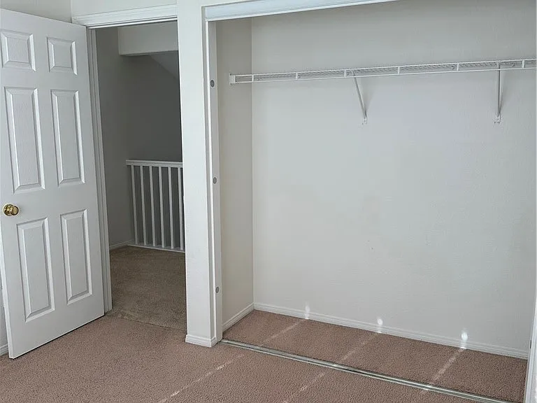 408 Middlebury Ct — Photo 28