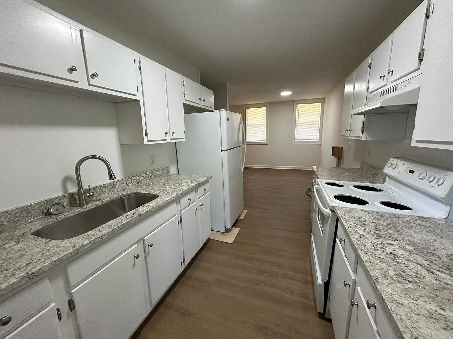 3 bed, 1.0 bath, 910 sqft, $1,050 — Photo 3