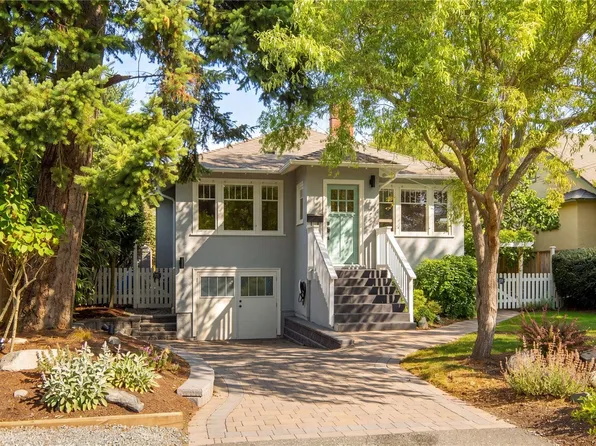 2168 Bartlett Ave, Oak Bay, BC V8S 2P9