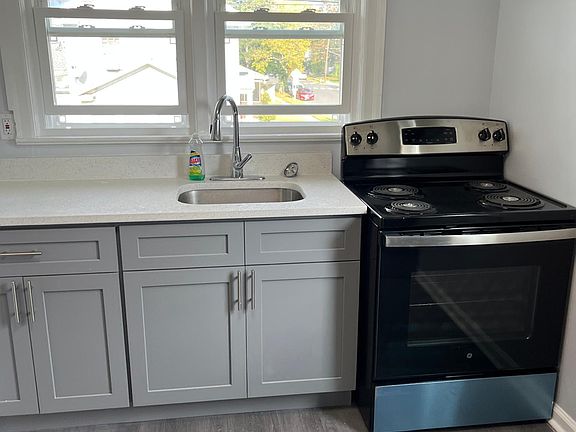 3rd image of 225 Thomson Ave APT B