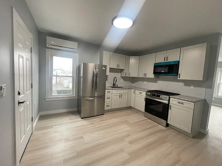 675 Cottage St #2 — Photo 6