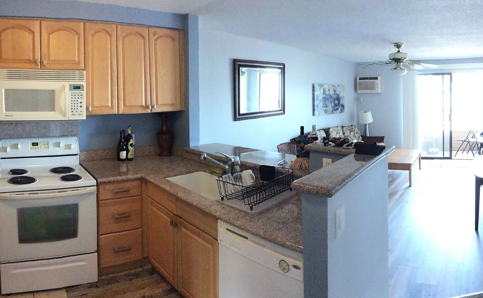 Mostly furnished upstairs 2 bed., 2 full bathroom Kihei Shores condo — Photo 1
