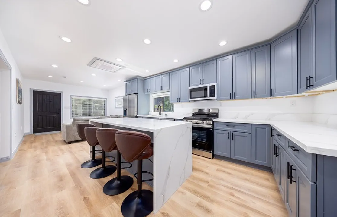 3 bed, 2.0 bath, 1000 sqft, $4,150 — Photo 1