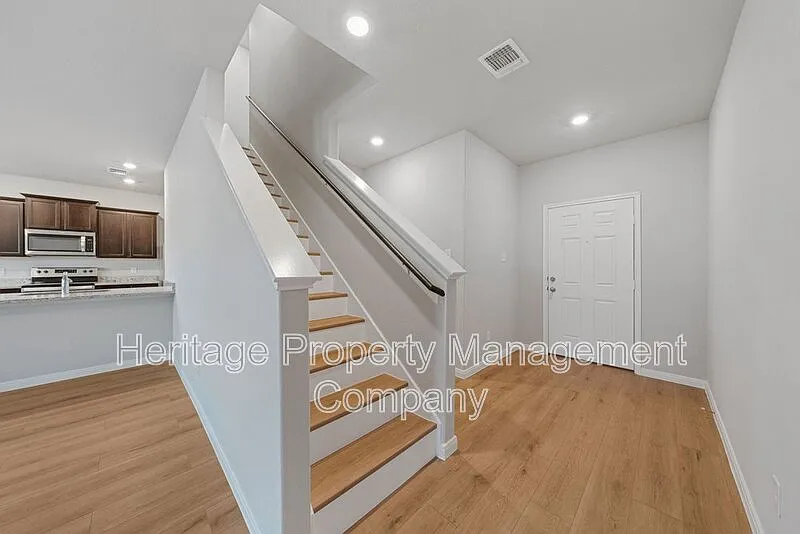 3 bed, 2.5 bath, 1920 sqft, $1,700 — Photo 4