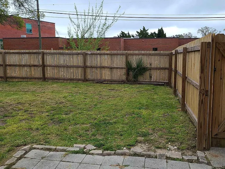 2109 N Spring St — Photo 19
