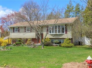 4 Van Gogh Ln, Airmont, NY 10901