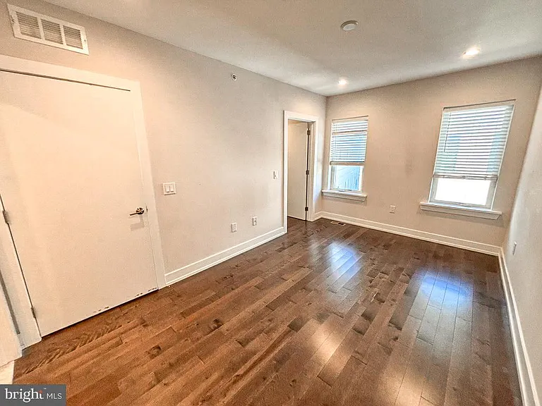2527 Graduate Sq — Photo 17
