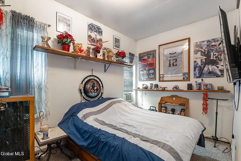 3rd image of 944 Park Avenue