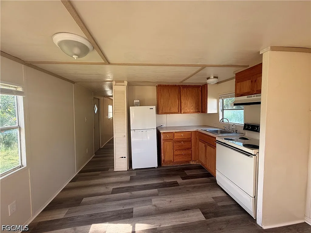2 bed, 1.0 bath, 911 sqft, $795 — Photo 2