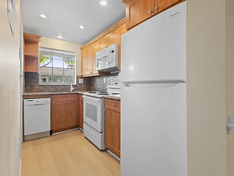 1965 SE 5th Ct #104 — Photo 11