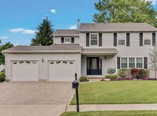 4 Starlight Rd, Farmingdale, NJ 07727