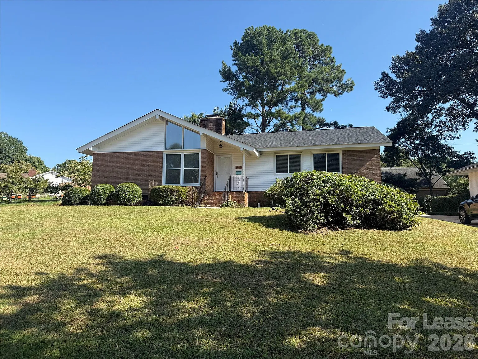 3 bed, 1.5 bath, 1455 sqft, $2,700 — Photo 2