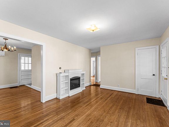 3rd image of 808 Daingerfield St