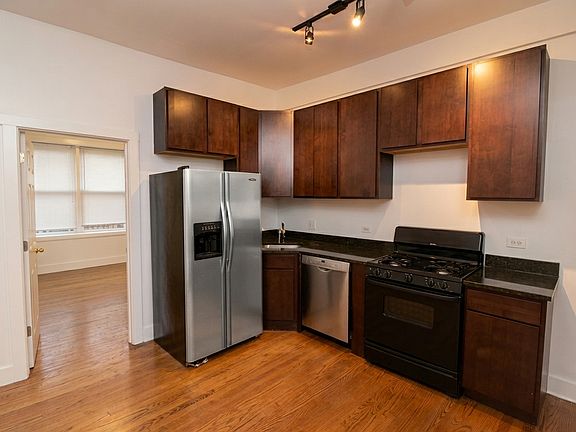 2nd image of 1032 N Ashland Ave #2R