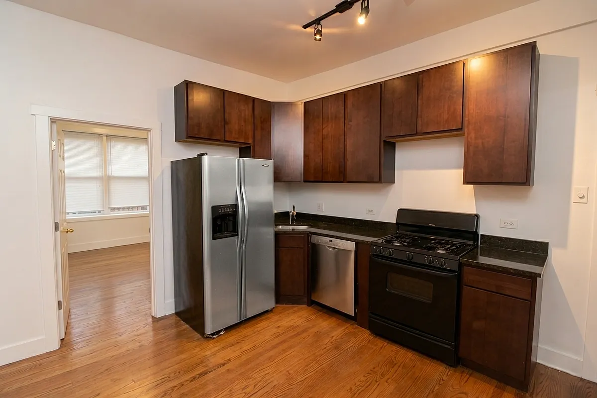 Building Photo - 1032 N Ashland Ave #2R