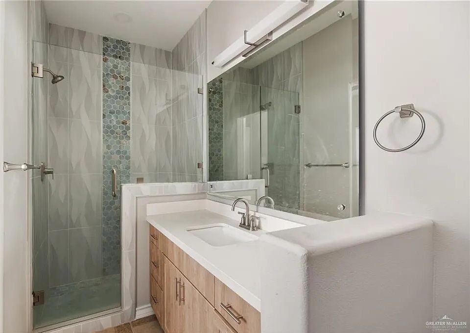 2nd image of 1009 W Cano St #1