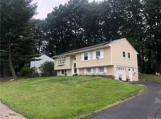 33 Park Circle Dr, Middletown, NY 10940