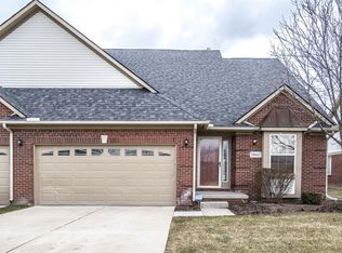 20667 Doves Pointe Dr, Brownstown, MI