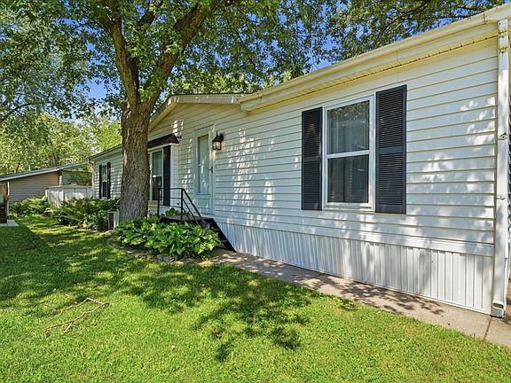 2nd image of 38703 Sheridan Rd #137