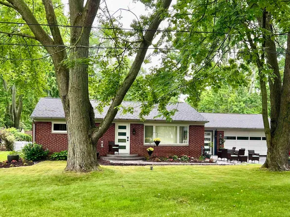 9068 Clover Dr, Temperance, MI 48182