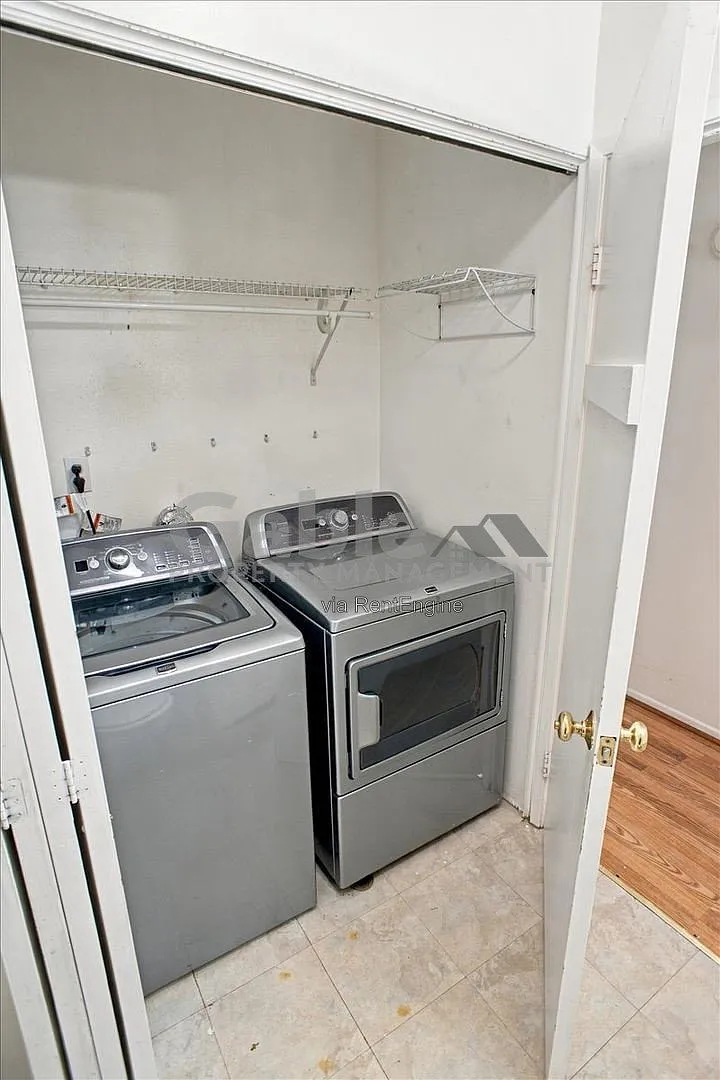 2 bed, 2.0 bath, 964 sqft, $2,999 — Photo 3
