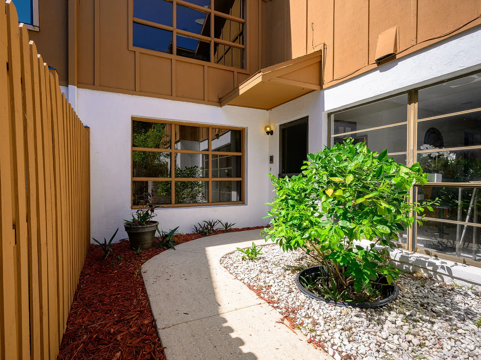 3 bed, 2.5 bath, 1722 sqft, $2,599 — Photo 2