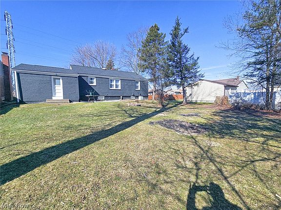 4th image of 1054 Runge Ave