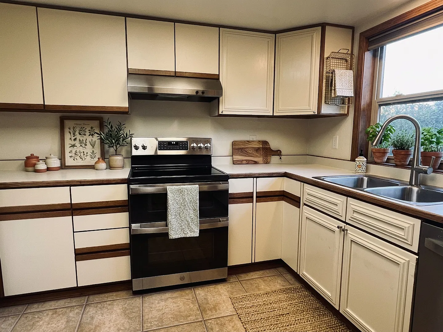 Large Three-plus bedroom townhouse in North Ashland location - Available Now — Photo 3