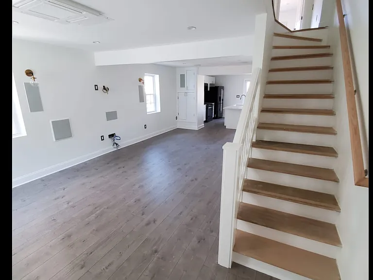 5003 S Dakota Ave NE — Photo 2
