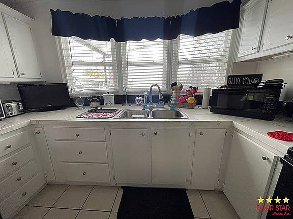 4th image of 462 Greenwood Ln