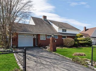 26 Redwing Ln, Levittown, NY 11756