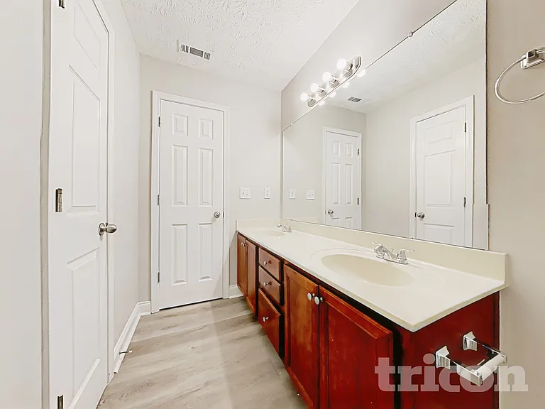 110 Brooks Cir — Photo 12