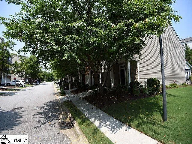 3 bed, 2.5 bath, 1601 sqft, $1,895 — Photo 2